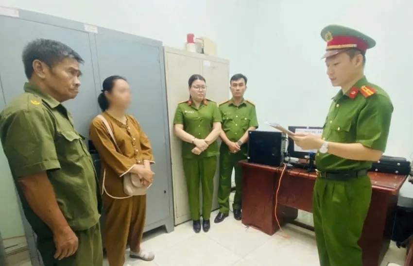 Công an đọc các quyết định khởi tố vụ án, lệnh bắt bị can đối với Lê Ngọc Phương. Ảnh: CAĐN. nữ kế toán 1.jpg