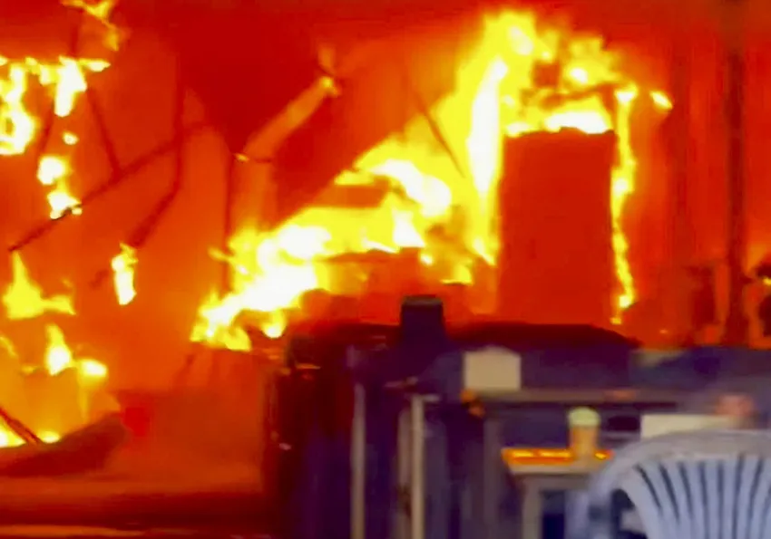 Một số người dùng nước tại phòng để dập lửa. Tuy nhiên ngọn lửa bùng cháy dữ dội, tiếng nổ của những bình ga mini trong quán rượu nhiều người chạy trốn. thịt chó 2.jpg