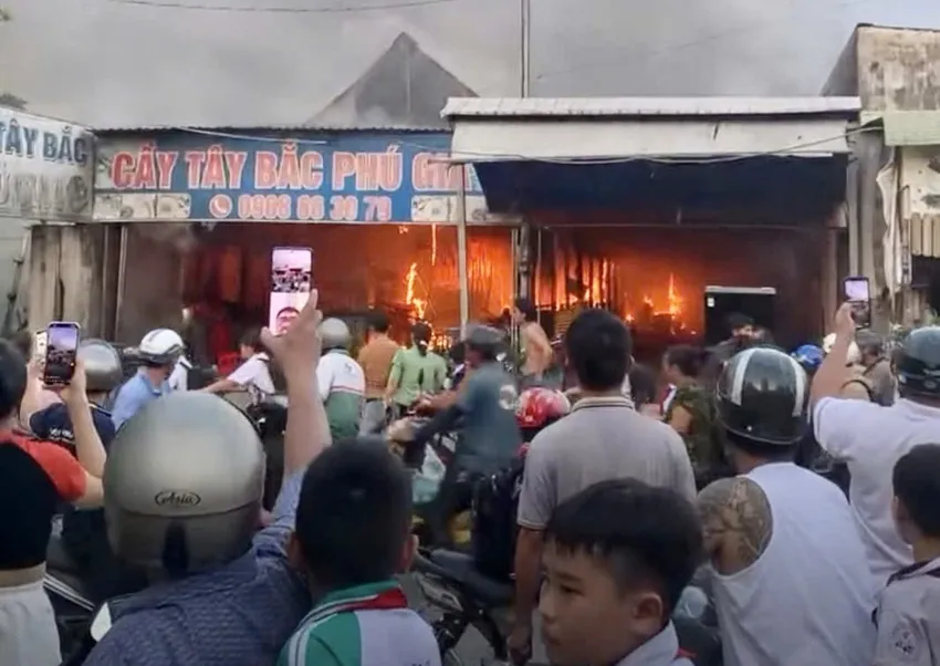 Hiện nguyên nhân vụ cháy đang được cơ sở chức năng điều dưỡng làm rõ. Một số người có mặt tại trường hiện tại biết nhiều khả năng cung cấp dịch vụ cháy từ điện trong quán. thịt chó 3.jpg