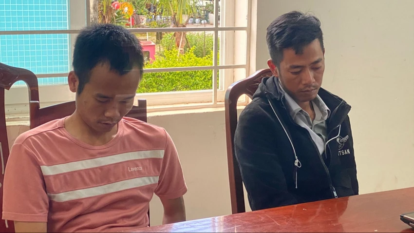 Đặng Văn Thực và Đặng Thanh Tùng tại cơ quan công an. Ảnh: MQ zalo.jpg