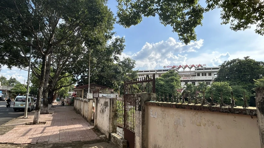 Bệnh viện Đa khoa tỉnh Đắk Lắk cũ ở đường Mai Hắc Đế. Ảnh: VŨ LONG đấu giá.jpg