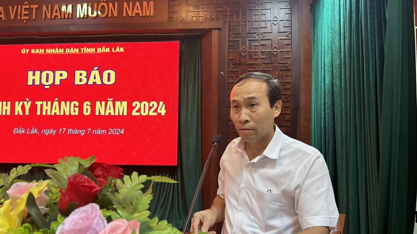 Ông Bùi Văn Từ, Trưởng ban Quản lý các khu công nghiệp tỉnh Đắk Lắk thông tin tại họp báo. Ảnh: VŨ LONG Pháp Luật TP.HCM.jpg