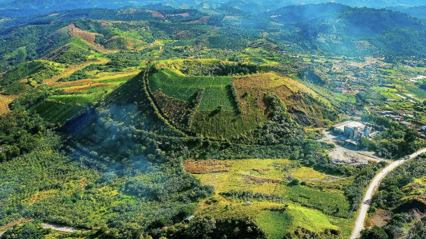 Núi lửa Nam Kar trong quần thể công viên địa chất toàn cầu UNESCO Đắk Nông. Ảnh: AX công viên địa chất.png