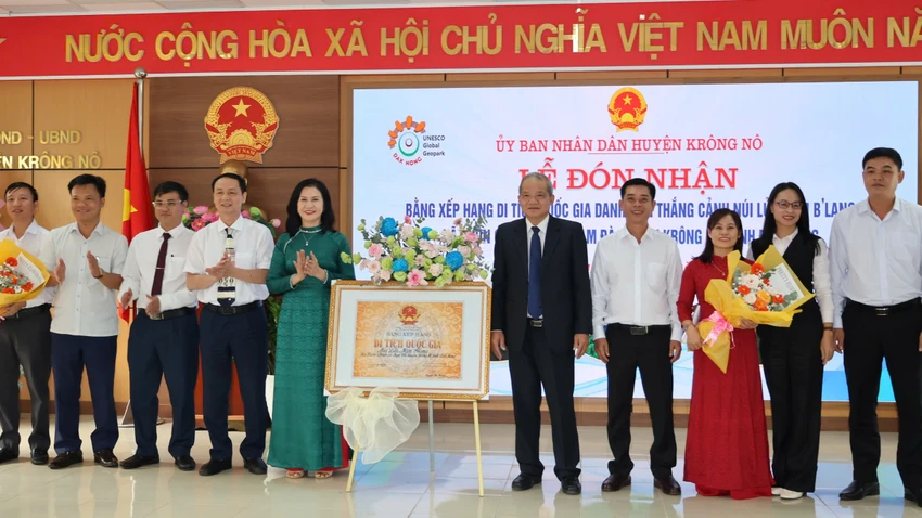 Lãnh đạo UBND tỉnh Đắk Nông, UBND huyện Krông Nô tại buổi lễ đón nhận núi lửa Nâm B’Lang được xếp hạng di tích quốc gia. Ảnh: HV Lãnh đạo UBND tỉnh Đắk Nông, UBND huyện Krông Nô tại buổi lễ đón nhận núi lửa Nâm B’Lang được xếp hạng di tích quốc gia. Ảnh: HV