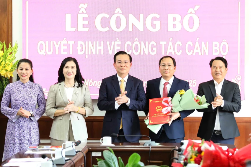 Toàn cảnh buổi lễ UBND tỉnh Đắk Nông công bố quyết định về công tác cán bộ. Ảnh: AX ban quản lý các khu công nghiệp.jpg