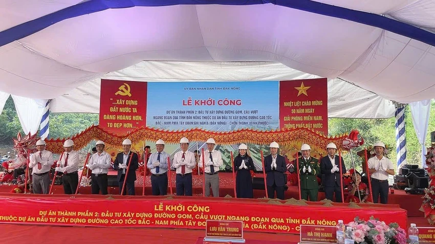 Các đại biểu thực hiện nghi thức khởi công dự án Cao tốc Gia Nghĩa - Chơn Thành. Ảnh: SS cao tốc Gia Nghĩa - Chơn Thành.jpg
