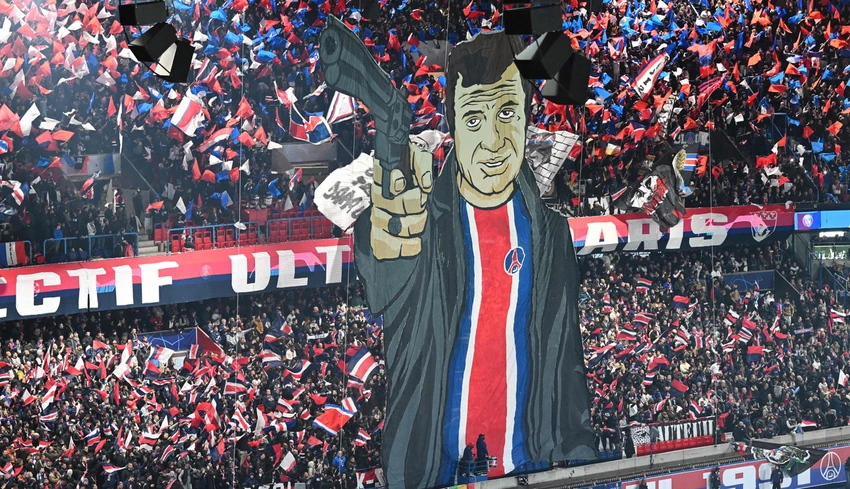 Hình nộm của fan PSG sặc mùi bạo lực. Ảnh: S.E Lee-14.jpg