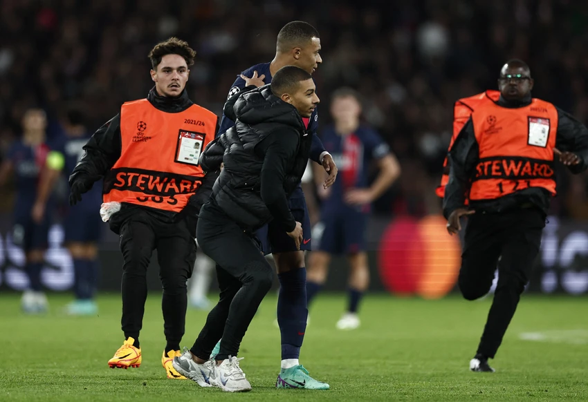 Fan trẻ lao xuống sân và gặp Mbappe Lee-9.jpg