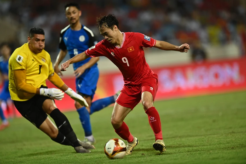 Dư luận Indonesia cũng rất kiêng dè thủ môn Neil Etheridge của Philippines. Ảnh: ANH THỊNH HLV Shin Tae-yong