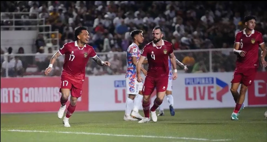 Saddil Ramdani (17) ghi bàn thắng cho Indonesia trong trận hòa 1-1 ở lượt đi trên sân Rizal Memorial. Ảnh: Bola Saddil Ramdani.jpg