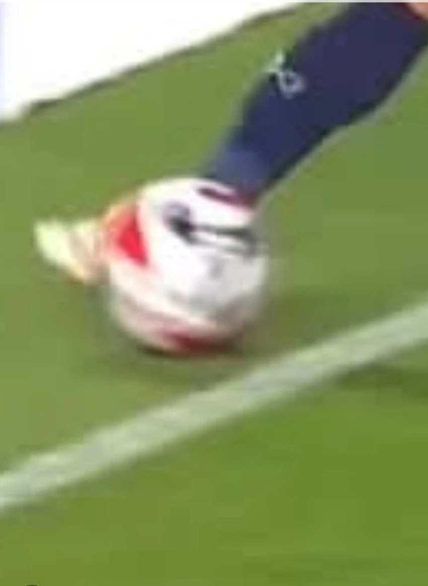Còn đây là hình ảnh phóng to tình huống Seksan Satree cứu bóng. AFF-Cup 2024- Thai- Phi-10.jpg