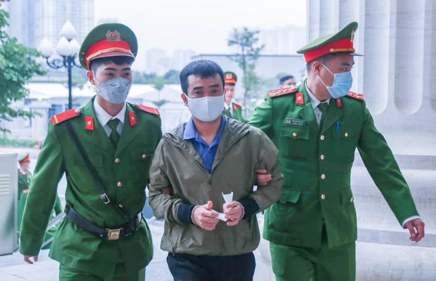 Bị cáo Phan Quốc Việt, chủ tịch kiêm TGĐ Công ty Việt Á, bị dẫn giải đến tòa sáng 8-1. Ảnh: PHI HÙNG Việt Á
