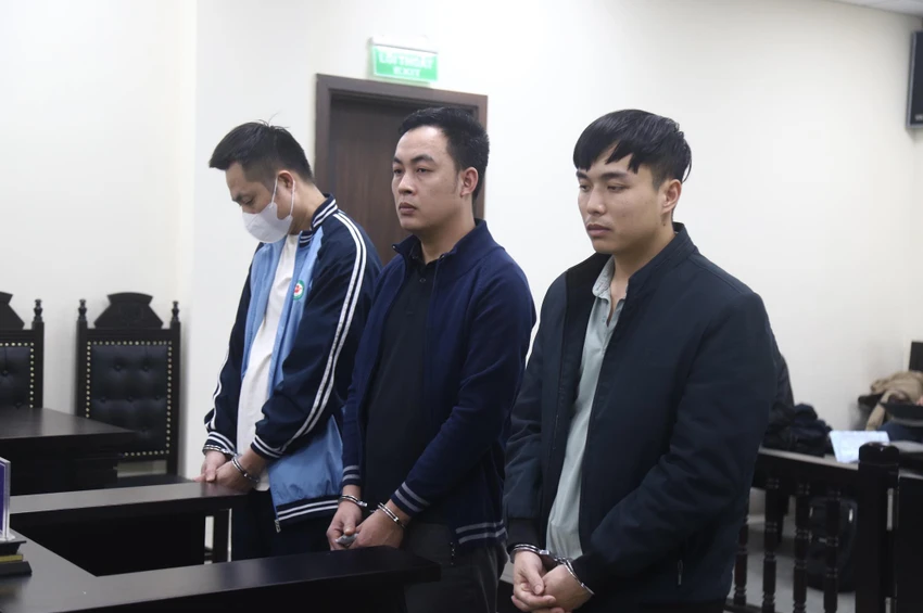 3 cựu công an tại phiên tòa. Ảnh: CTV 419846865_787791876518620_5838181339573245003_n.jpg