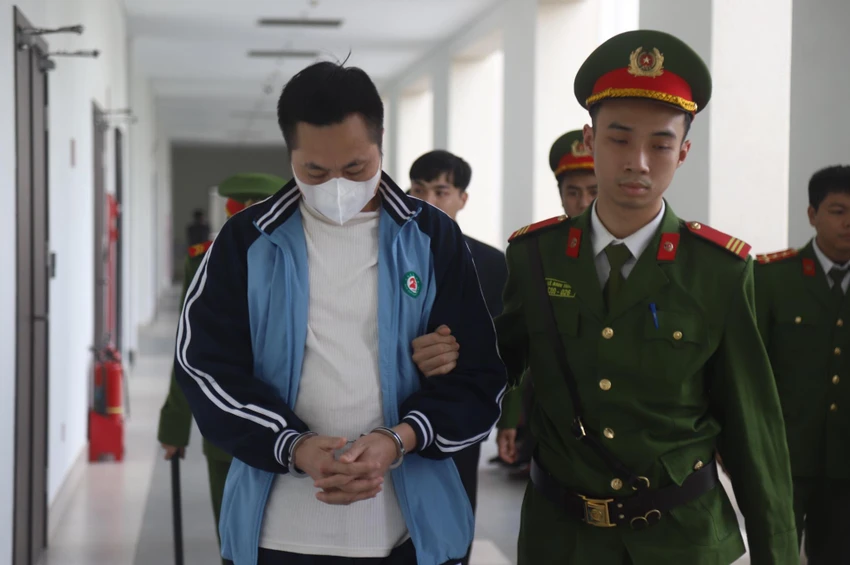 Bị cáo Bùi Đình Việt, cựu công an bị dẫn giải đến phiên tòa. Ảnh: CTV Việt.jpg