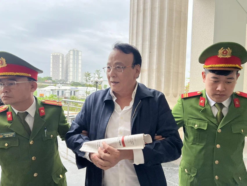Chủ tịch Tân Hoàng Minh Đỗ Anh Dũng được dẫn giải tới tòa. Ảnh: D.T Tân Hoàng Minh Đỗ Anh Dũng.jpg