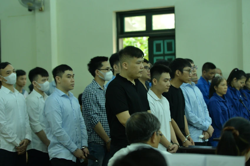 Các bị cáo trong vụ đánh bạc ngàn tỉ tại phiên tòa. Ảnh: CTV Đánh bạc nghìn tỉ.jpg