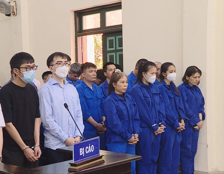Các bị cáo trong đường dây đánh bạc ngàn tỉ tại phiên tòa. Ảnh: T.T Tòa án quận Nam Từ Liêm các bị cáo đánh bạc nghìn tỉ.jpg