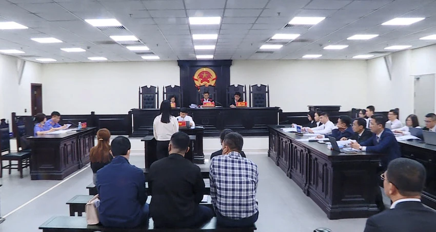 Các bị cáo trong vụ Vimedimex tại phiên tòa. Ảnh: CTV Vimedimex (2).jpg
