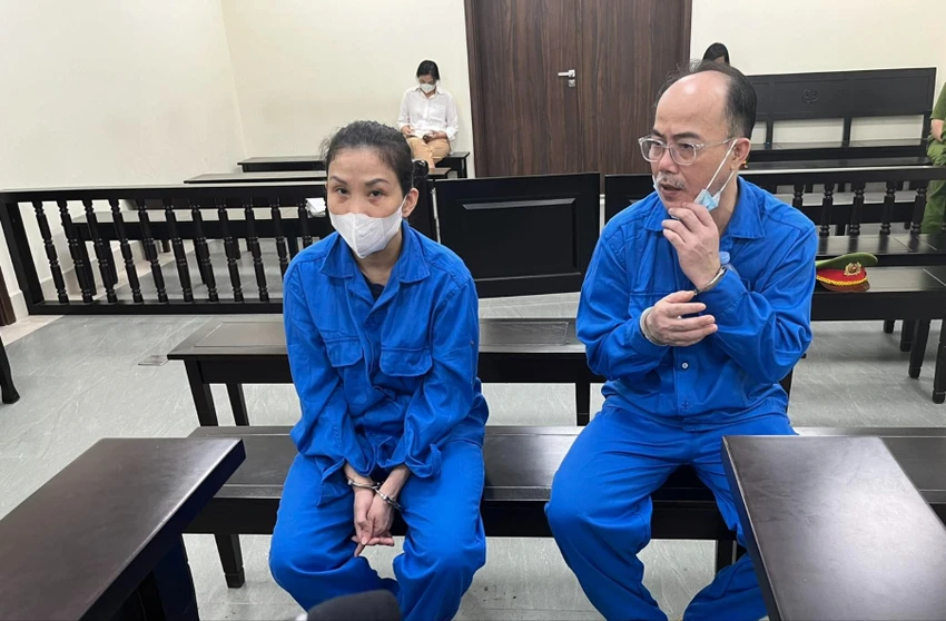 Hai bị cáo tại phiên tòa. Ảnh: T.T lừa chạy án.jpg