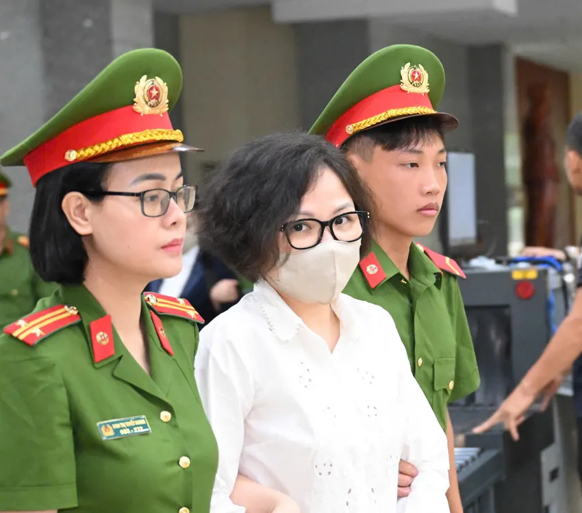 Bị cáo Trịnh Thị Minh Huế, em gái bị cáo Trịnh Văn Quyết. Ảnh: Hoàng Huy Trịnh Văn Quyết Trịnh Thị Minh Huế.jpg