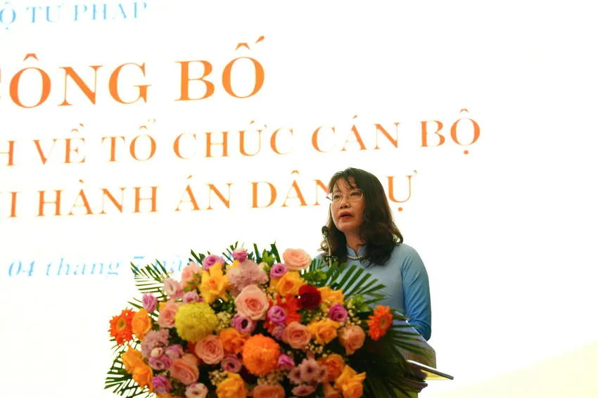 Vụ trưởng Vụ Tổ chức cán bộ - Bộ Tư pháp Phan Thị Hồng Hà công bố các quyết định tại buổi lễ. Ảnh: CTV Bộ Tư pháp thi hành án dân sự.jpg
