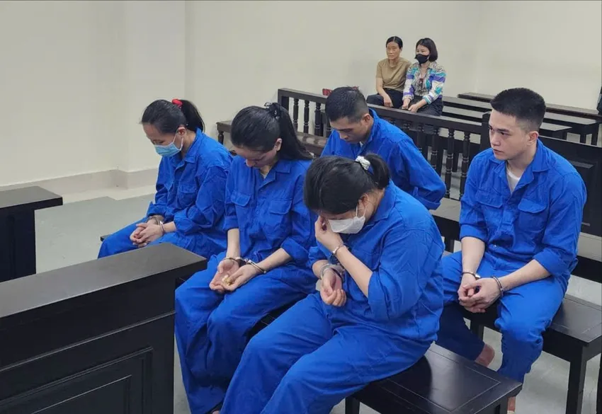Các bị cáo tại phiên tòa. Ảnh: Hoàng Huy mua bán trẻ sơ sinh.jpg