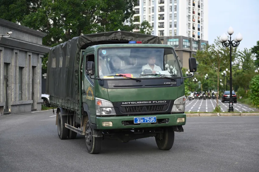 Xe của lực lượng chức năng đến TAND TP Hà Nội. Ảnh: Hoàng Huy 4a56af8a-0de0-45b2-821e-d0441145bc85.jpg