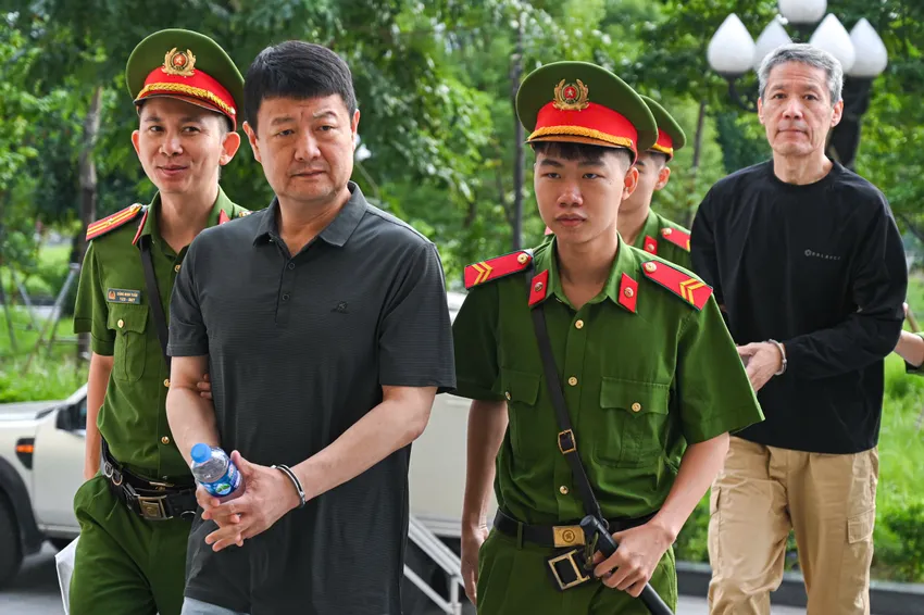 Lực lượng chức năng dẫn giải các bị cáo tới phiên tòa. Ảnh: Hoàng Huy Đánh bạc nghìn tỉ Pullman Hồ Đại Dũng.jpg