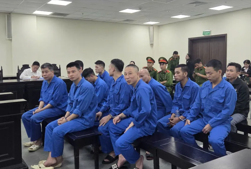 Các bị cáo tại phiên tòa sơ thẩm. Ảnh: Hoàng Huy hối lộ bệnh viện tâm thần.jpg