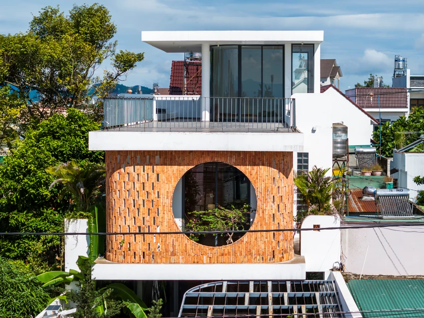 Kiến trúc sư the bloom architects đã thiết kế <i>ngôi nhà có mặt tiền</i> độc đáo với việc sử dụng những bức tường gạch lộ thiên có nhiều khoảng hở nhỏ.