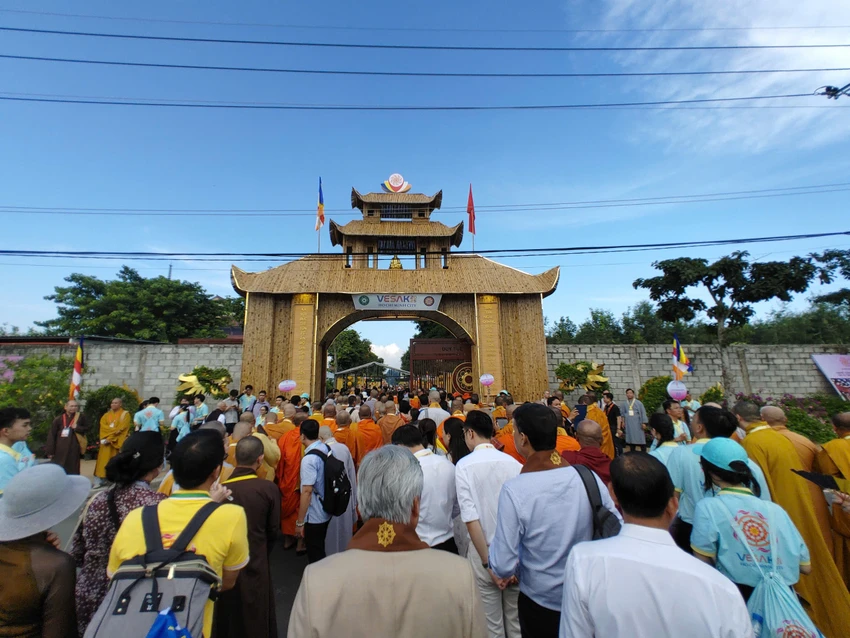 https://image.plo.vn/w850/Uploaded/2025/bpcbzqvp/2025_05_07/dai-le-vesak-3-4412-3090.jpg.webp