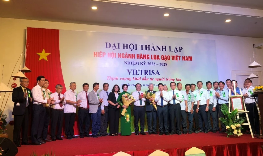 Bộ trưởng Lê Minh Hoan chúc mừng các thành viên Ban chấp hành Hiệp hội Ngành hàng lúa gạo Việt Nam ra mắt đại hội. Ảnh: NHẪN NAM Ban chấp hành Hiệp hội Ngành hàng lúa gạo Việt Nam