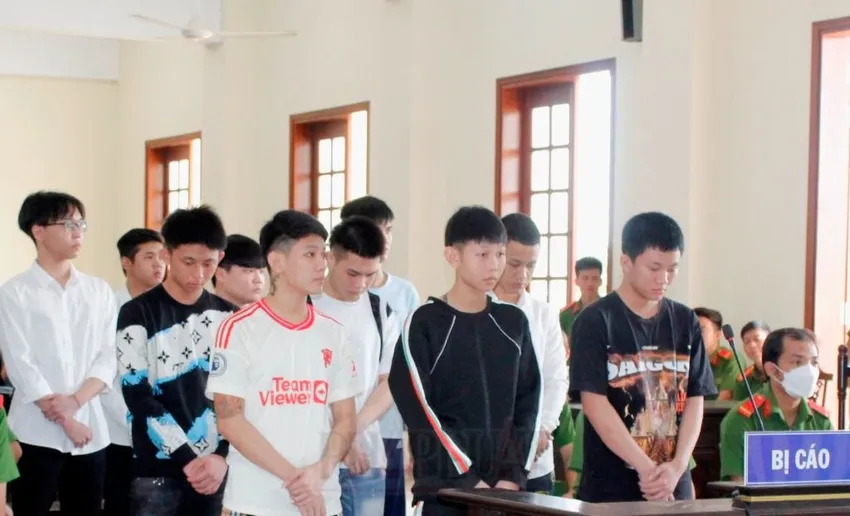 Các bị cáo trong vụ dùng súng giết người ở Cần Thơ ra tòa ngày 12-12. Ảnh: NHẪN NAM Các bị cáo trong vụ dùng súng giết người ở Cần Thơ ra tòa ngày 12-12