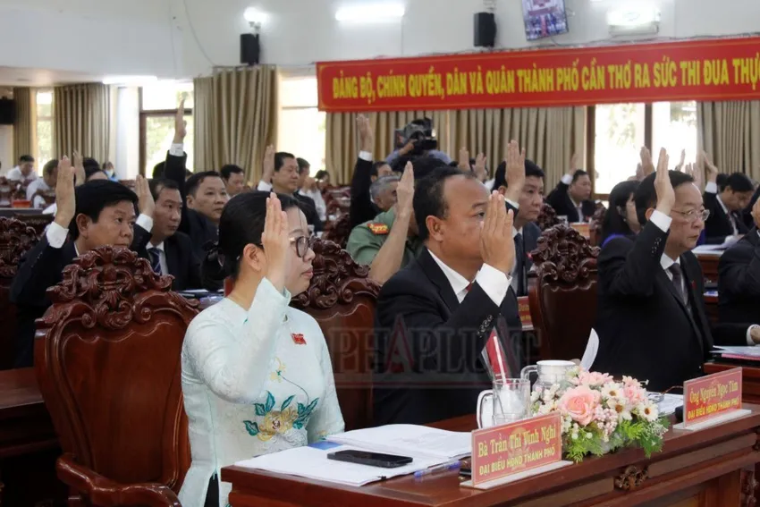 Đại biểu HĐND TP Cần Thơ biểu quyết thông qua mức thu học phí năm học 2023-2024 tại kỳ họp chuyên đề ngày 9-4. Ảnh: NHẪN NAM Cần Thơ thông qua mức thu học phí mới.