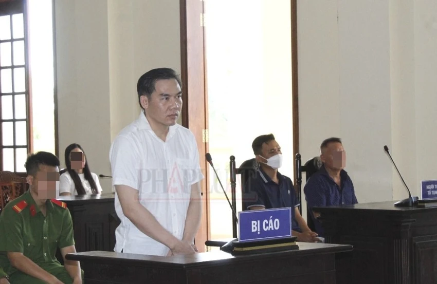 Bị cáo Lê Tấn Nguyên tại tòa ngày 26-4. Ảnh: NHẪN NAM Lê Tấn Nguyên là bị hại trong vụ lừa tráo sổ đỏ lại thành bị cáo trong vụ lừa ngân hàng hơn chục tỉ.