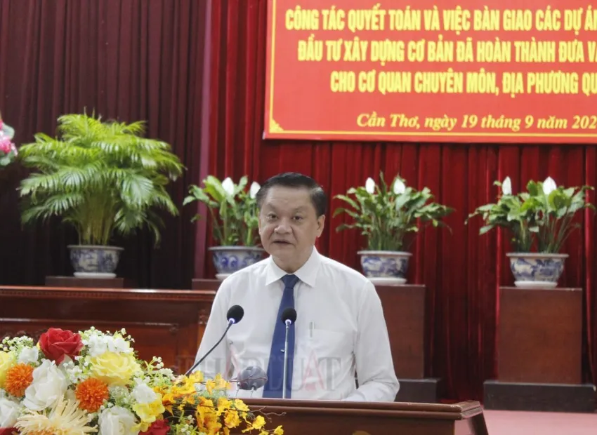 Phó Chủ tịch Thường trực UBND TP Cần Thơ Dương Tấn Hiển báo cáo tại phiên họp. Ảnh: NHẪN NAM duong-tan-hien.JPG