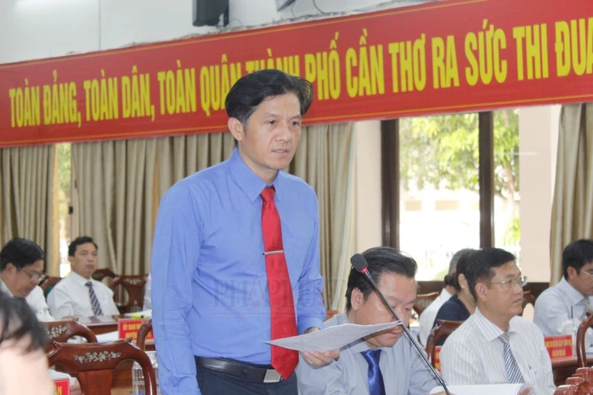 Chủ tịch UBND quận Ninh Kiều Huỳnh Trung Trứ phát biểu tại cuộc họp. Ảnh: NHẪN NAM huynh-trung-tru-chu-tich-quan-ninh-kieu-tp-can-tho.jpg