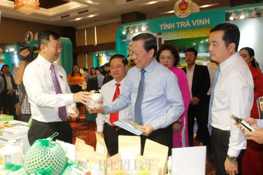Chủ tịch UBND TP.HCM Phan Văn Mãi thăm gian hàng trưng bày sản phẩm đặc thù của địa phương bên lề hội nghị. Ảnh: NHẪN NAM hop-tac-phat-trien-kinh-te-xa-hoi-1.jpg