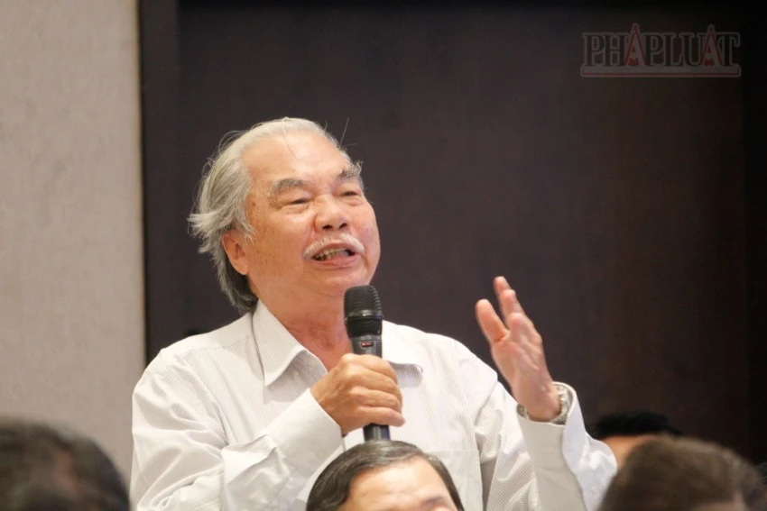 Nhà nghiên cứu Nhâm Hùng phát biểu tại tọa đàm. Ảnh: NHẪN NAM du-lich-duong-song.jpg