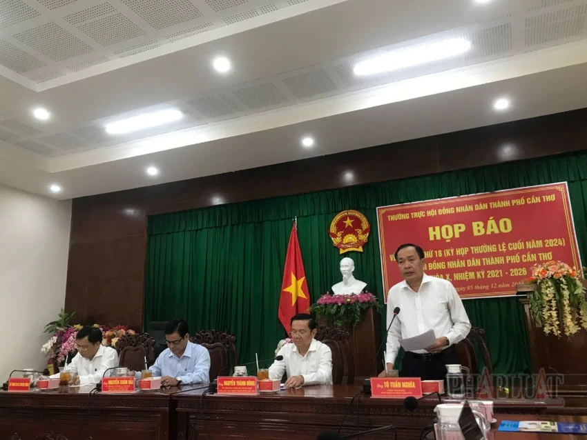 Ông Tô Tuấn Nghĩa - Chánh Văn phòng Đoàn ĐBQH và HĐND TP Cần Thơ thông tin về nội dung Kỳ họp thứ 18 của HĐND TP. Ảnh: NHẪN NAM HĐND TP Cần Thơ tổ chức họp báo