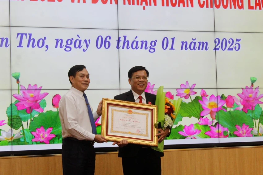 Thừa ủy quyền của Chủ tịch nước, Phó Chủ tịch UBND TP Cần Thơ Nguyễn Ngọc Hè trao tặng Huân chương Lao động hạng Ba cho ông Huỳnh Hoàng Mến - Giám đốc Sở TTTT tại hội nghị. Ảnh: NHẪN NAM giam-doc-so-tttt-tp-can-tho.jpg