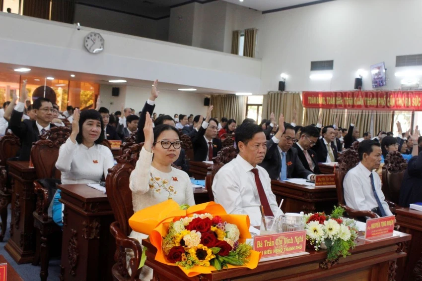 Đại biểu HĐND TP Cần Thơ biểu quyết thông qua nghị quyết tại kỳ họp chuyên đề ngày 20-2. Ảnh: NHẪN NAM Đại biểu HĐND TP Cần Thơ biểu quyết
