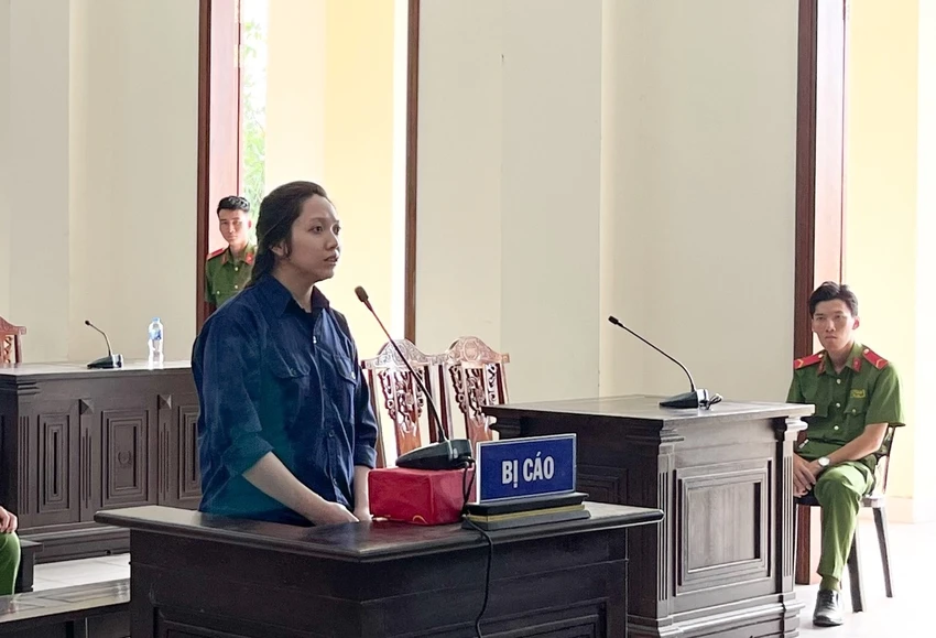 Bị cáo Hằng tại tòa ngày 24-2. Ảnh: NN Hằng mạo nhận là giảng viên trường đại học ở TP Cần Thơ để lừa mua bán đất nền giá ưu đãi.