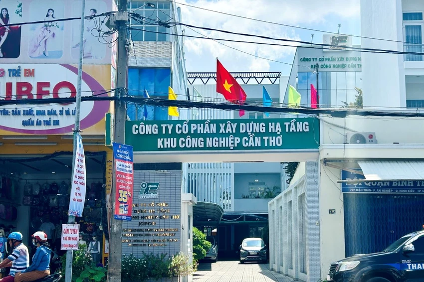 Công an TP Cần Thơ đã khởi tố bị can, bắt tạm giam Chủ tịch HĐQT Công ty CP Xây dựng hạ tầng Khu công nghiệp Cần Thơ để điều tra về hành vi đưa hối lộ. Ảnh: HD Công an TP Cần Thơ đã khởi tố, bắt tạm giam Chủ tịch HĐQT Công ty CP xây dựng hạ tầng khu công nghiệp Cần Thơ