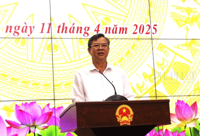 Chủ tịch UBND TP Cần Thơ Trương Cảnh Tuyên thông tin tại buổi họp chiều 11-4. Ảnh: NHẪN NAM Chủ tịch UBND TP Cần Thơ Trương Cảnh Tuyên