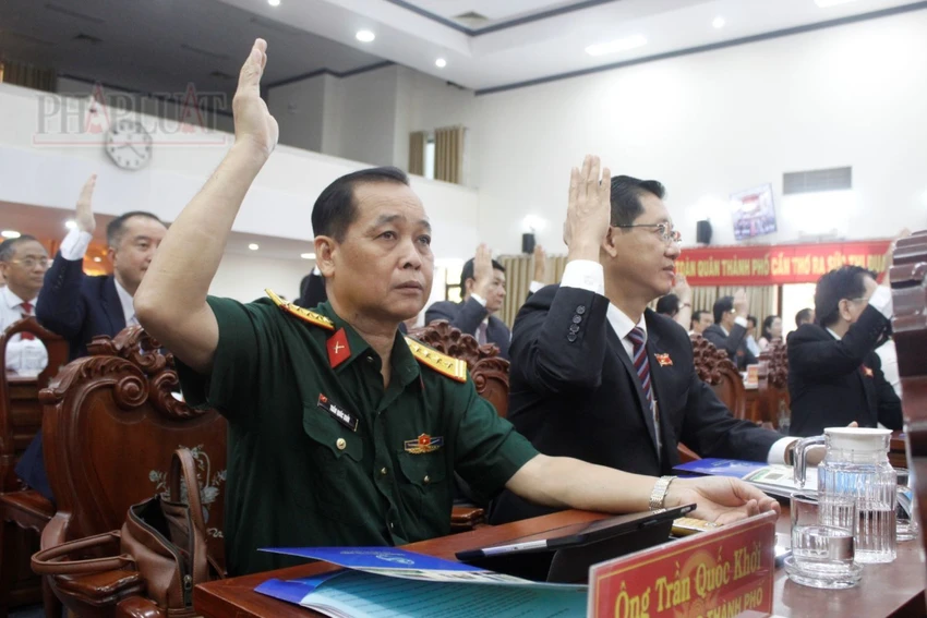 Đại biểu HĐND TP Cần Thơ biểu quyết thông qua các nghị quyết tại kỳ họp ngày 25-4. Ảnh: NHẪN NAM kỳ họp HĐND TP Cần Thơ ngày 25-4.