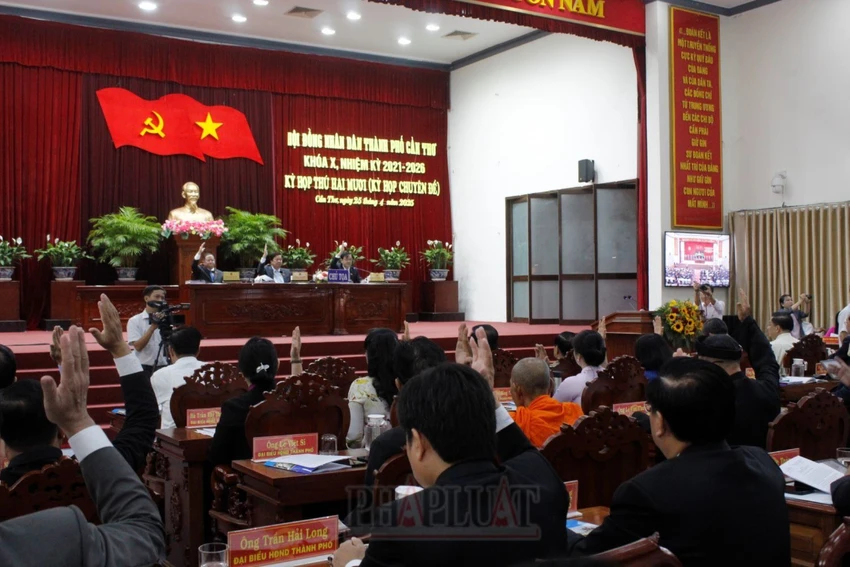 Đại biểu HĐND TP Cần Thơ biểu quyết thông qua nghị quyết tại kỳ họp ngày 25-4. Ảnh: NHẪN NAM ky-hop-hdnd-tp-can-tho-2.jpg