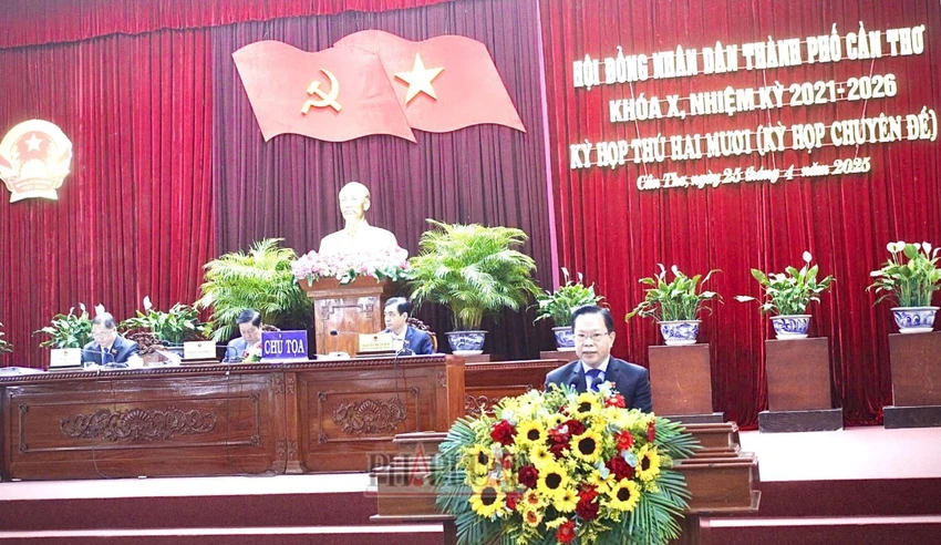 Giám đốc Sở Nội vụ TP Cần Thơ Châu Việt Tha thông tin về phương án dự kiến sắp xếp tổ chức bộ máy khi sáp nhập tỉnh tại Kỳ họp HĐND TP Cần Thơ ngày 25-4. Ảnh: NHẪN NAM Giám đốc Sở Nội vụ TP Cần Thơ Châu Việt Tha