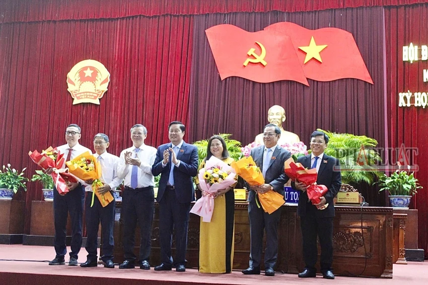 Lãnh đạo TP Cần Thơ tặng hoa các ông bà vừa được miễn nhiệm và trúng cử chức danh Ủy viên UBND TP. Ảnh: NHẪN NAM kỳ họp HĐND TP Cần Thơ ngày 25-4-2025.