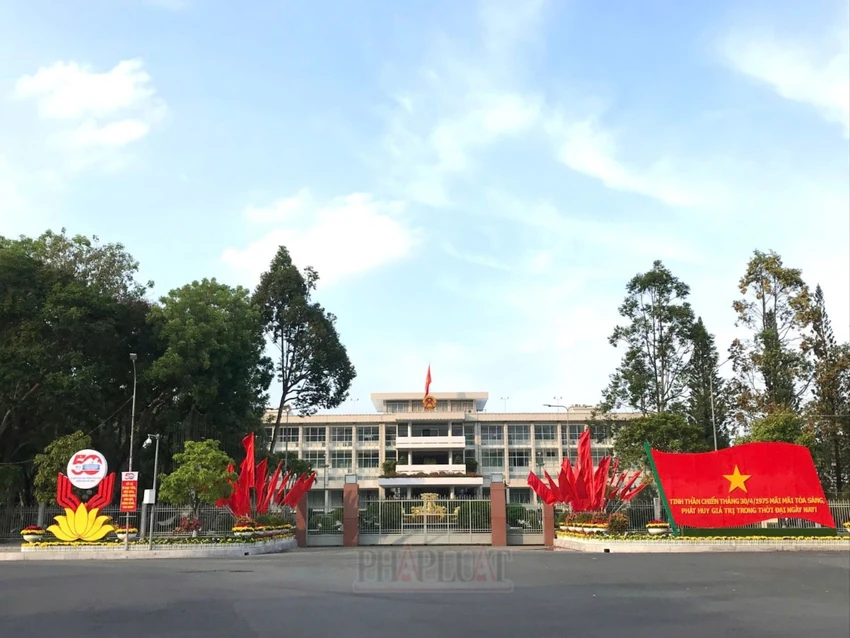 Cổng chính trụ sở UBND TP Cần Thơ. Ảnh chụp chiều 29-4. Ảnh: NHẪN NAM trụ sở UBND TP Cần Thơ